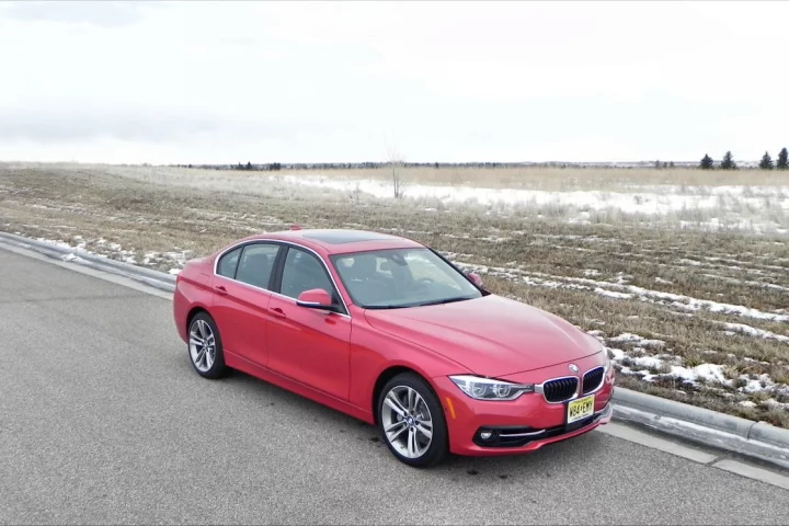 Although external styling changes are minimal for the 2016 model year, the 3 Series sees several other updates that bring it up to par with current trends