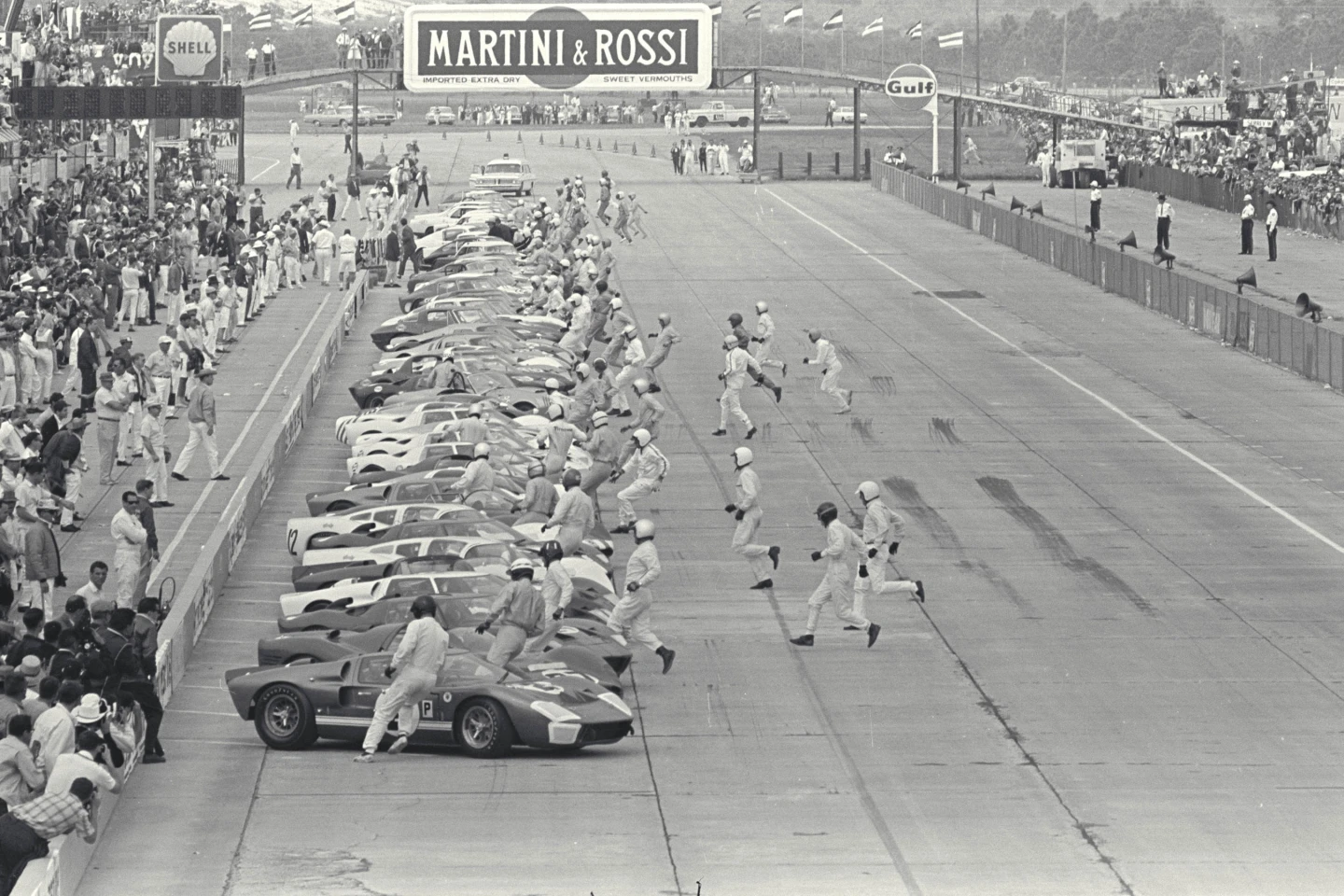 The beginning of the Le Mans 24 Hour with the GT40 on pole