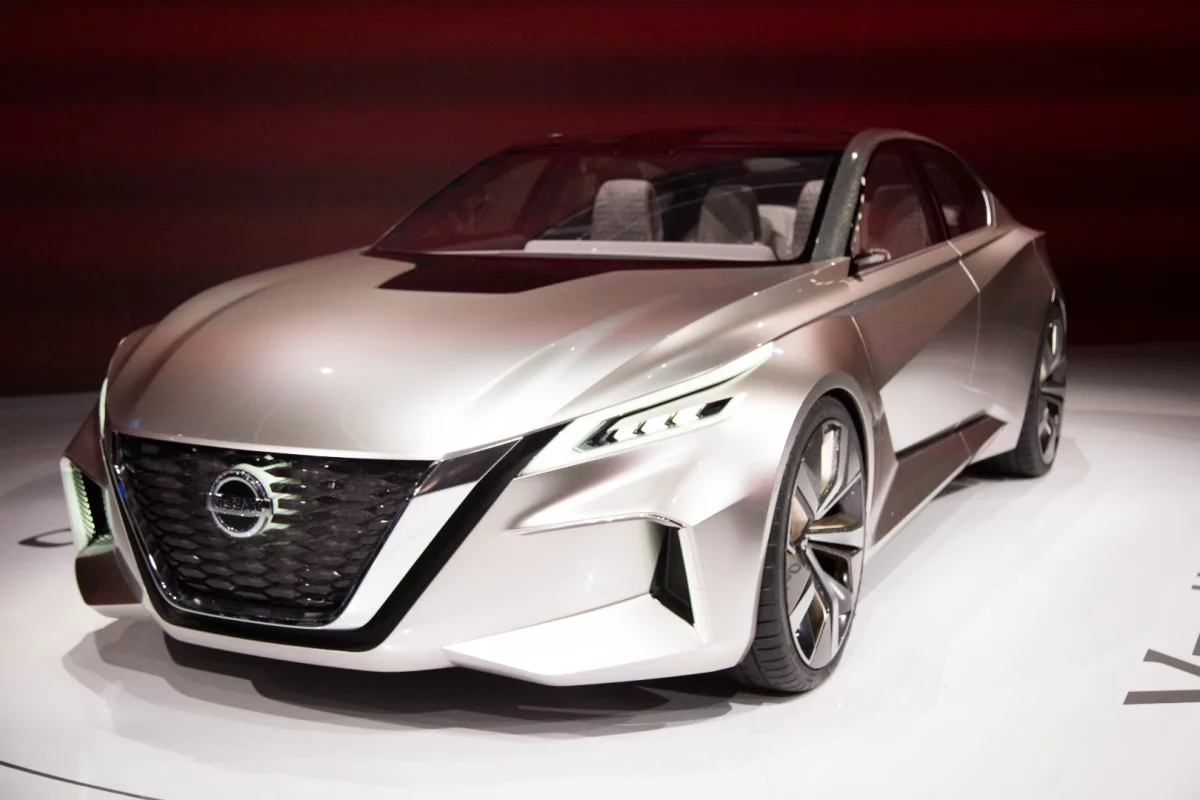 From the outside, although the Vmotion 2.0 has a lot of body lines and dimpling that would not likely ever make a production model, it’s definitely a beautiful sedan