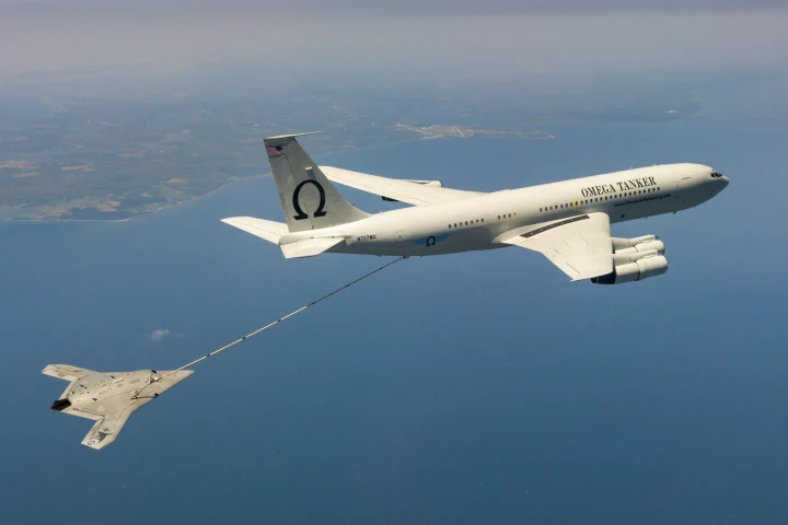 The X-47B receives fuel from an Omega K-707 tanker April 22 while operating over the Chesapeake Bay (Photo: US Navy)