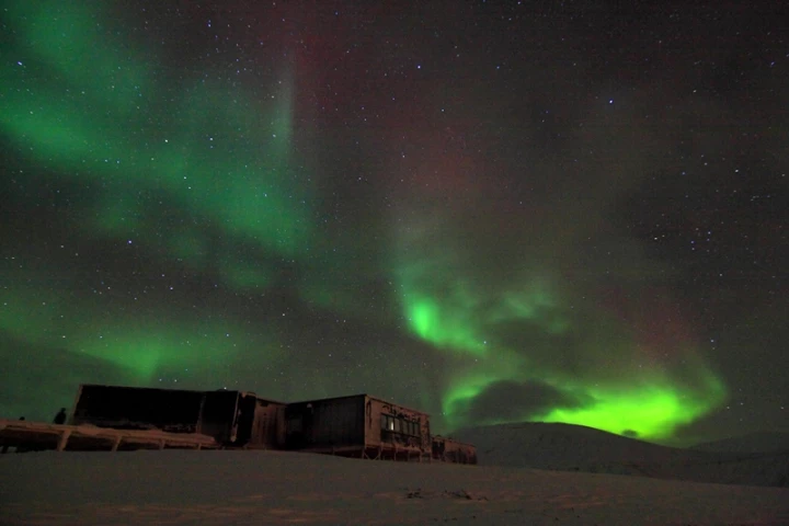 An aurora appearing in the night sky at the Kjell Henriksen Observatory in Svalbard, Norway, taken November 2010 (Photot: Njaal Gulbarndsen)
