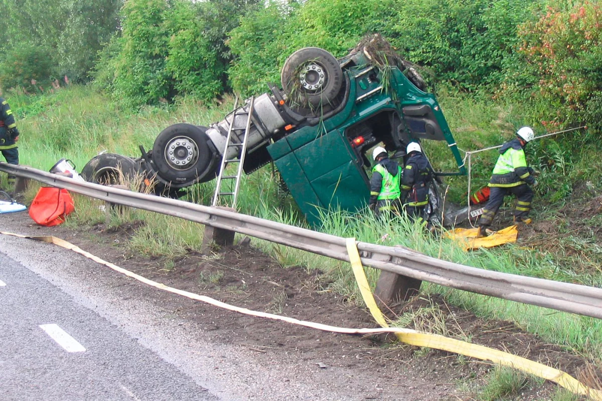Developed by Bertocco Automotive Engineering of Italy and Shell Chemicals Europe, this early warning roll-over has just been awarded top prize in the EuroTra Safety and Innovation Award 2010