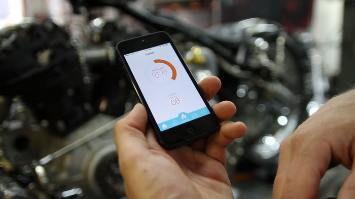 With Bluetooth 4.0 built-in, the lighter collects your smoking data and sends it to the companion Android or iPhone app