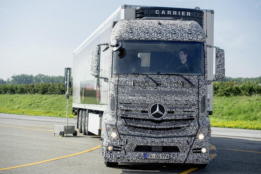 Mercedes Benz Unveils Blind Spot Assist Technology For Trucks