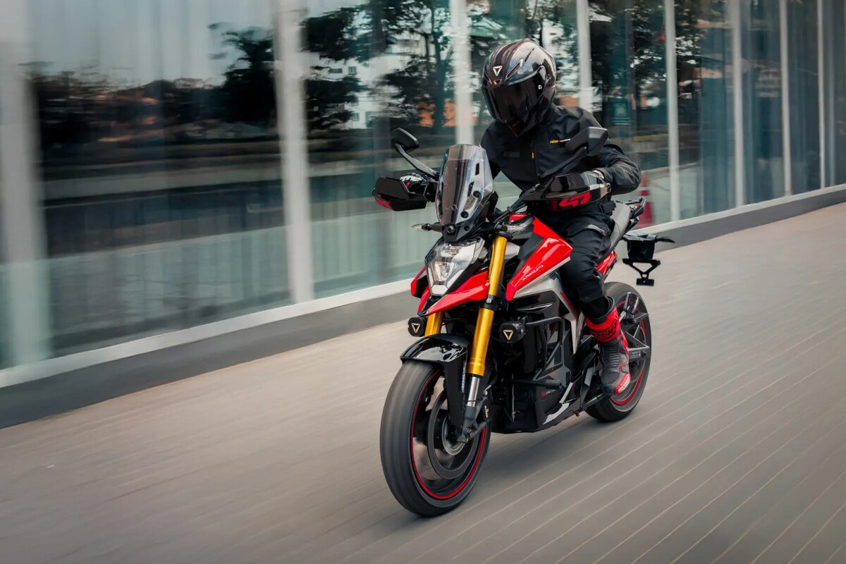 Budget electric motorcycle packs radar, dashcams, and a ton of torque
