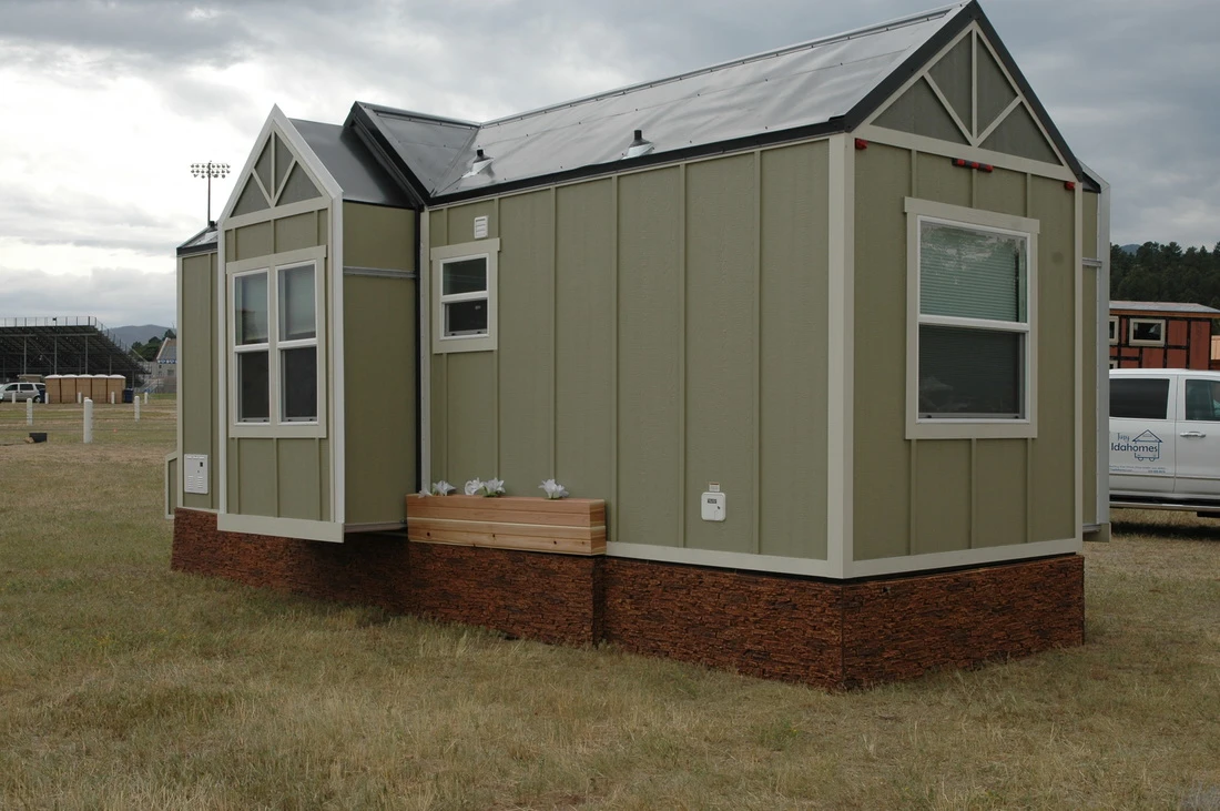 The unnamed towable tiny house is legally classified as an RV and measures 26 ft (7.9 m) long