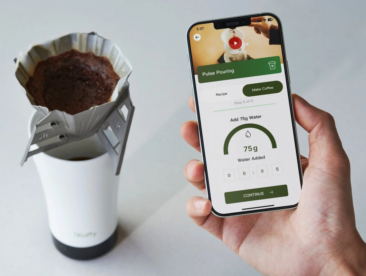 The app precisely monitors the bean-to-water ratio, brewing time and other factors