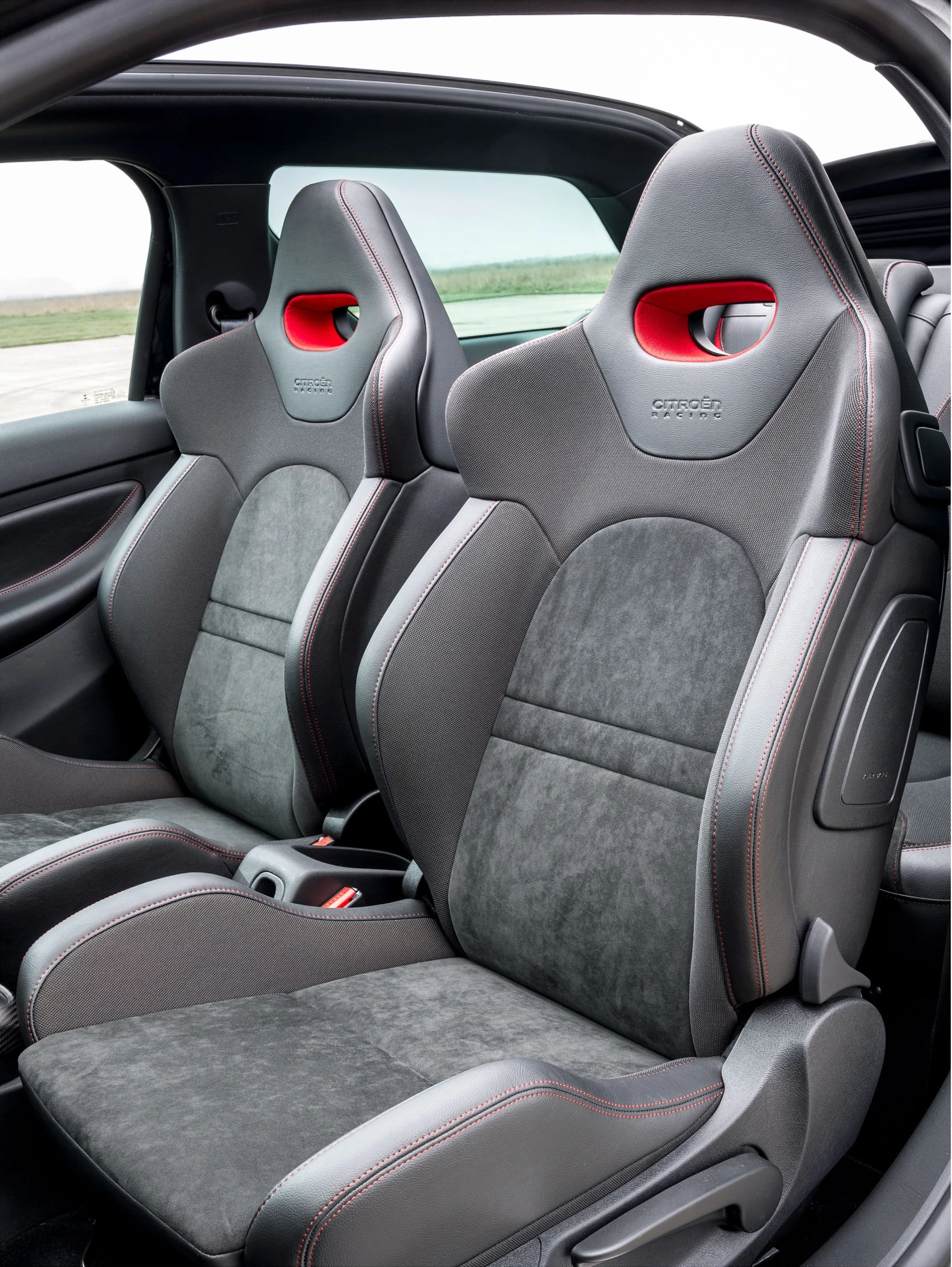 The DS3 Cabrio Racing gets the highest specification DSport trim, LED daytime running lights, automatic digital air conditioning, rear parking sensors, an RDS stereo radio/MP3 compatible CD player with steering mounted controls, a Bluetooth system with USB socket and an eight speaker sound system