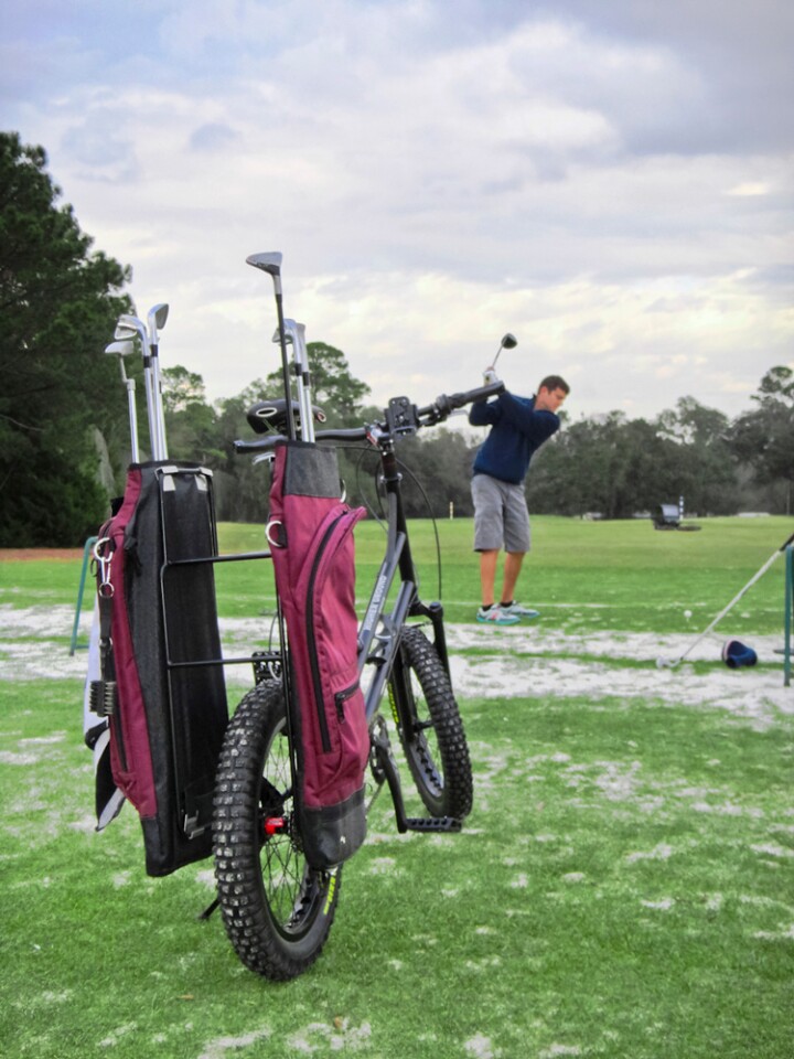 The bike features built-in golf club bags