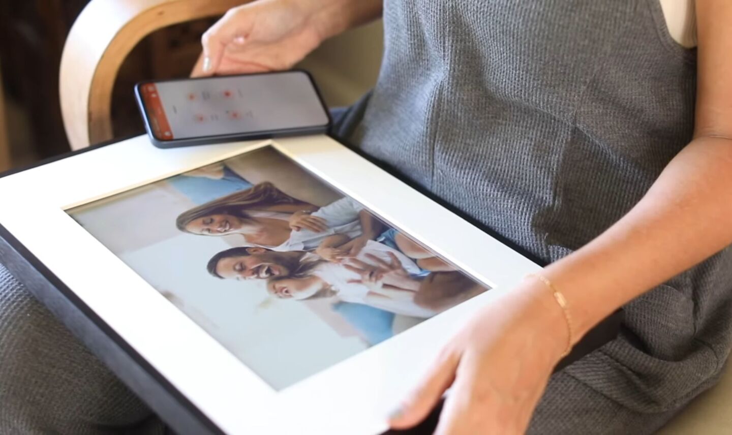 The Reflection Frame doesn't rely on Wi-Fi or cloud services to refresh its screen image, photos or art from a smartphone are loaded in over Bluetooth via a NFC tap