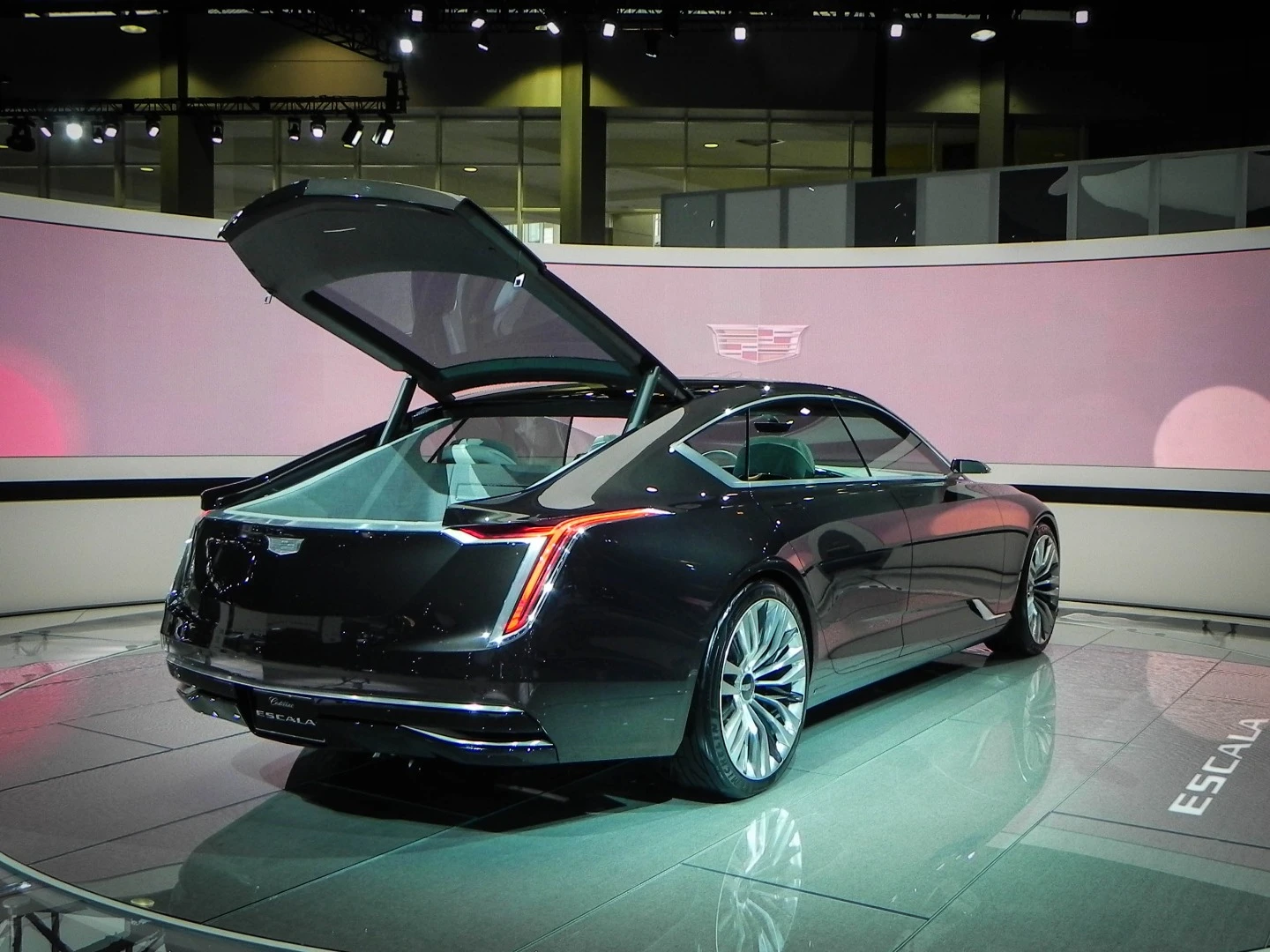 Beautiful lines and a very British fastback hatch, invocative of Aston Martin designs, are found on the Cadillac concept