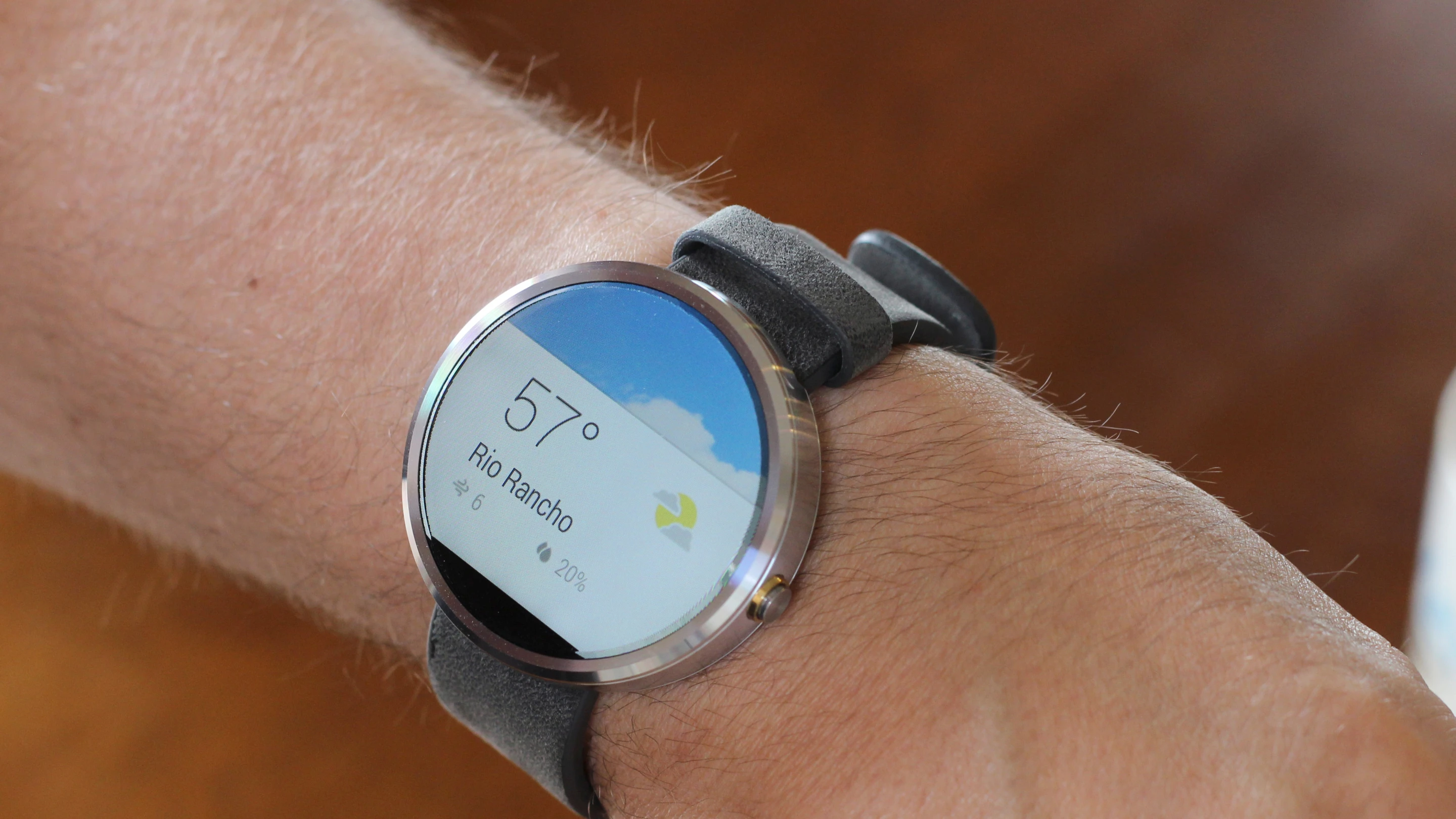 Moto 360 also comes with a chrome finish (Photo credit: Will Shanklin/Gizmag.com)