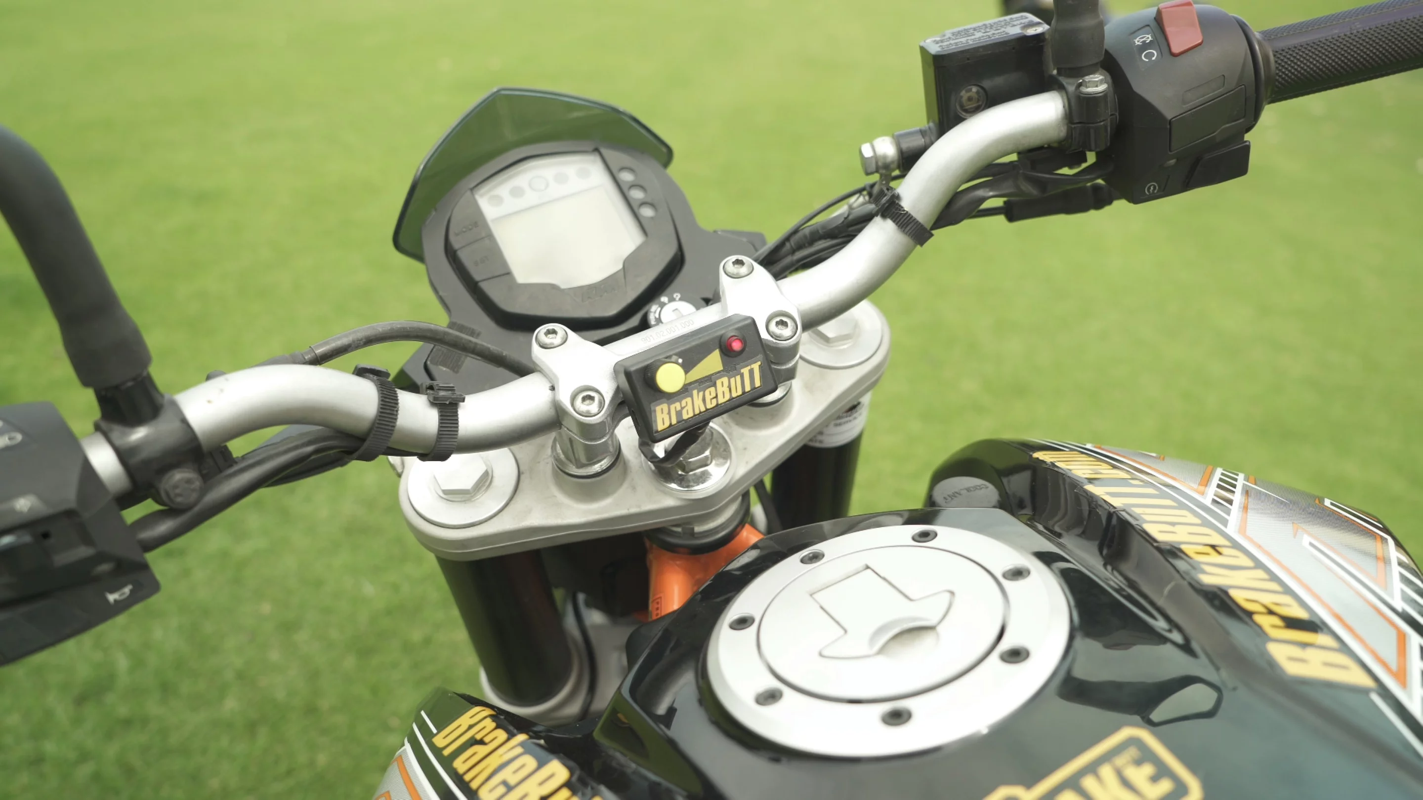 This simple box on the handlebars lets you switch the system on and off, and choose how much brake pressure to send to the back wheel