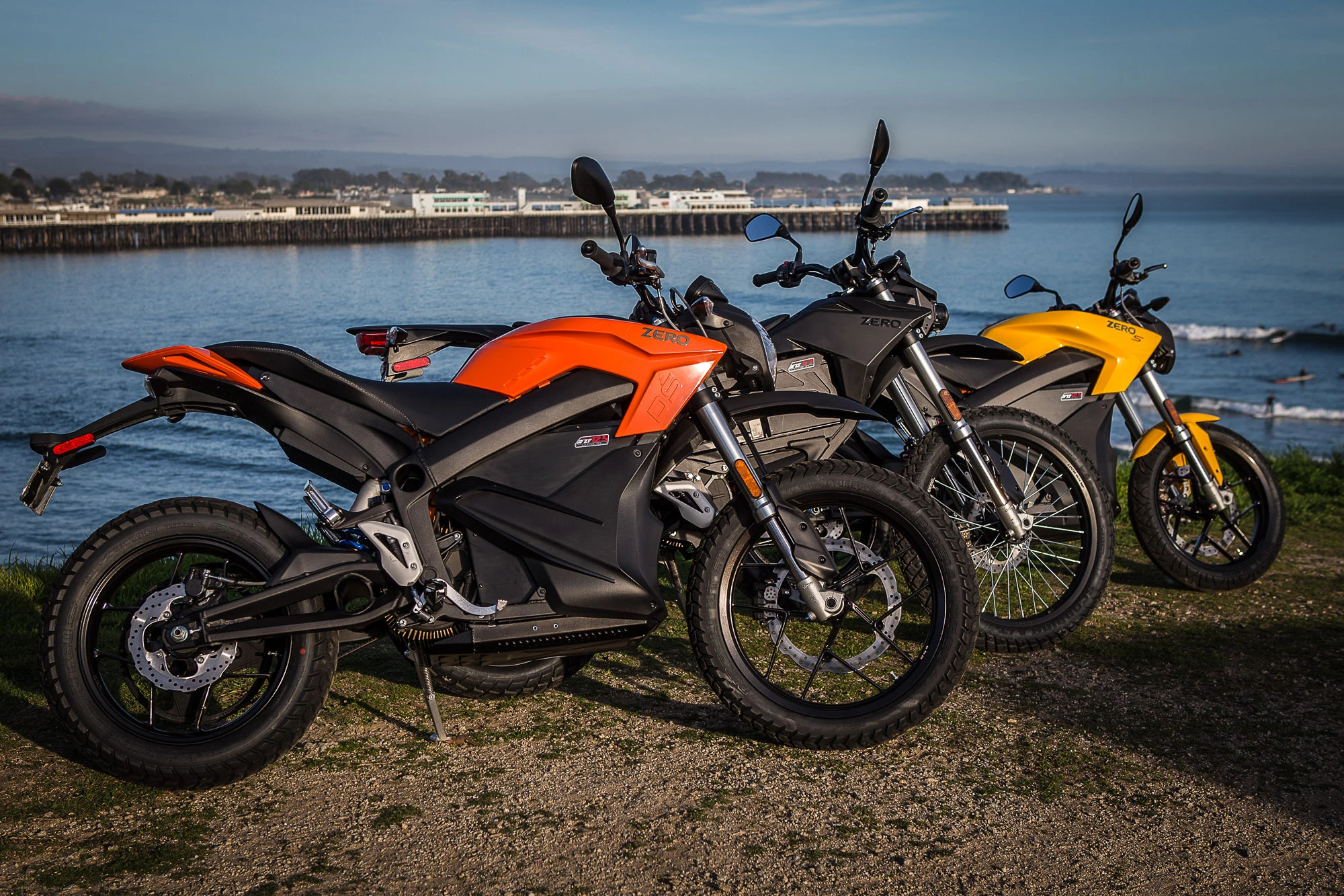 2015 Zero DS, S and FX by the cliffs of Santa Cruz (Photo: Andrew Wheeler/AutoMotoPhoto.com)