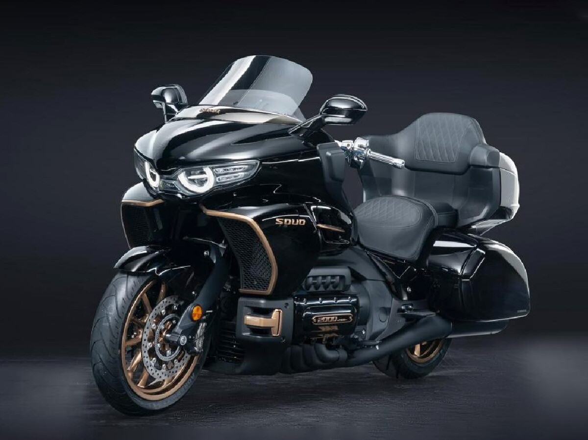 Souo's first motorcycle has a 4-valve, DOHC, 8-cylinder, 2000cc engine - that's two 1000cc four-cylinder engines joined together. All the liter sports bikes now produce more than 200 horsepower, so we expect that 400 hp would be relatively easily achievable should Souo desire to make a further splash when the horsepower figures are announced.