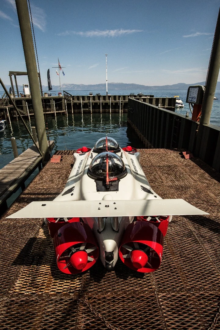 Deepflight Dragon: X/Y mounted rear thrusters are used for horizontal movement and turning the sub