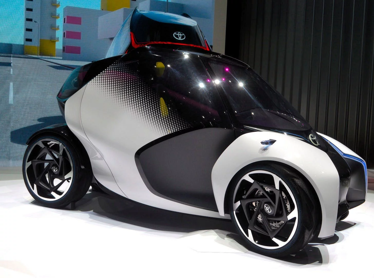 The i-Tril concept incorporates Toyota's Active Lean technology, with a hinge positioned between the vehicle's rear axle and cabin so that the rear 20-inch tires can stay firmly gripped to the road while the front of the i-Tril gets its lean on