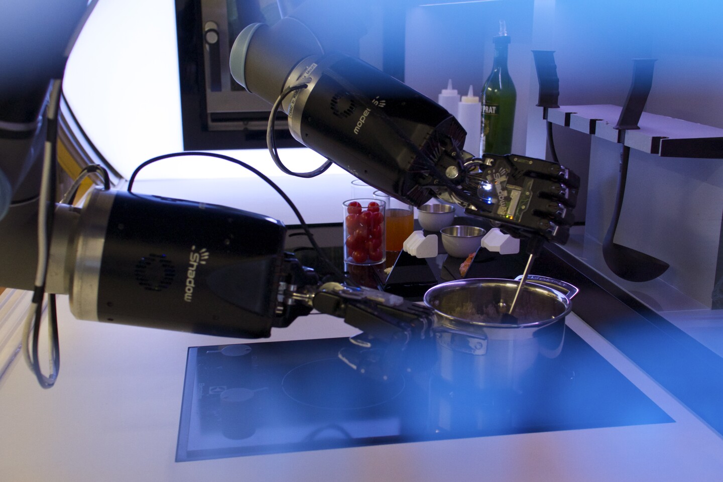 The robot can emulate the movement of human hands