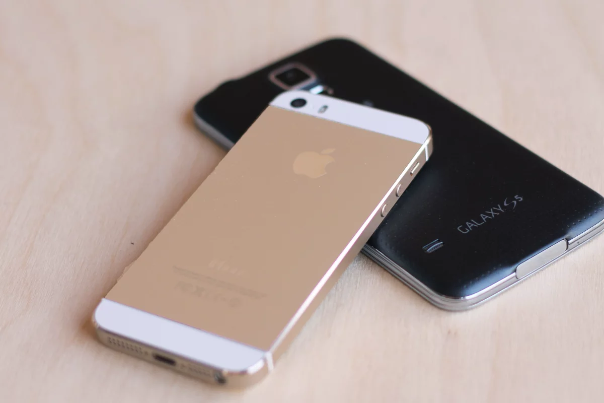 Gizmag goes hands-on to compare the Apple iPhone 5s and Samsung Galaxy S5