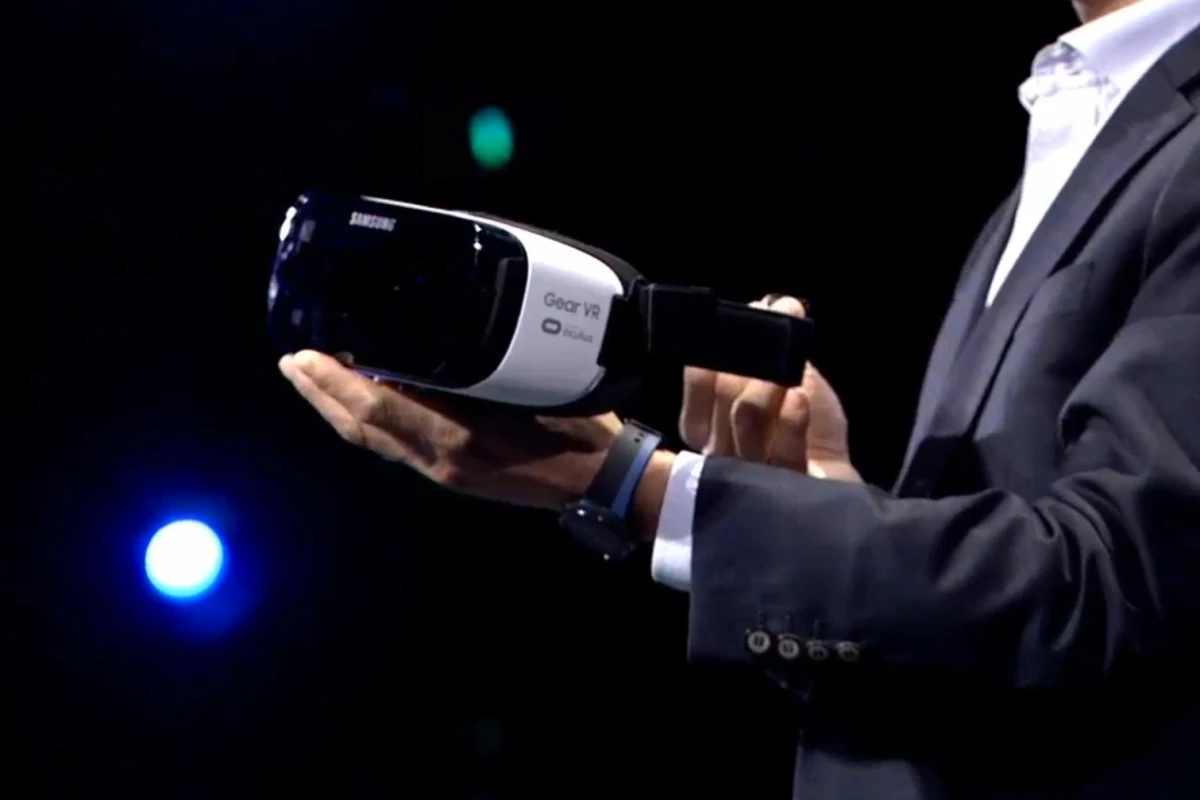 Samsung's Peter Koo shows off the new Gear VR