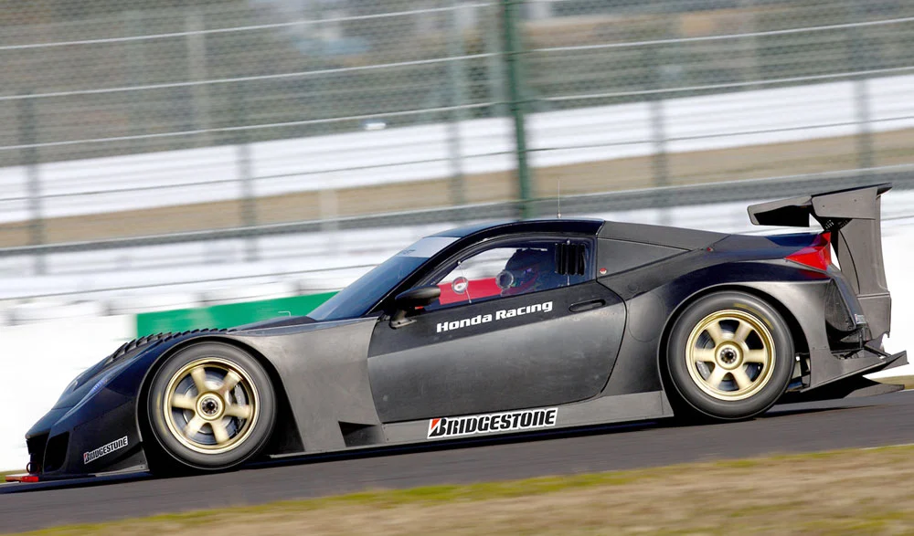 Unlike the NSX-R it replaces, which ran a V6, the new HSV-010 GT runs a grossly oversquare V-8 engine.
