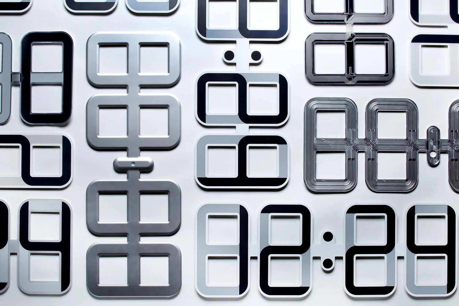 Despite its huge span, the ClockONE is ultrathin and extremely light