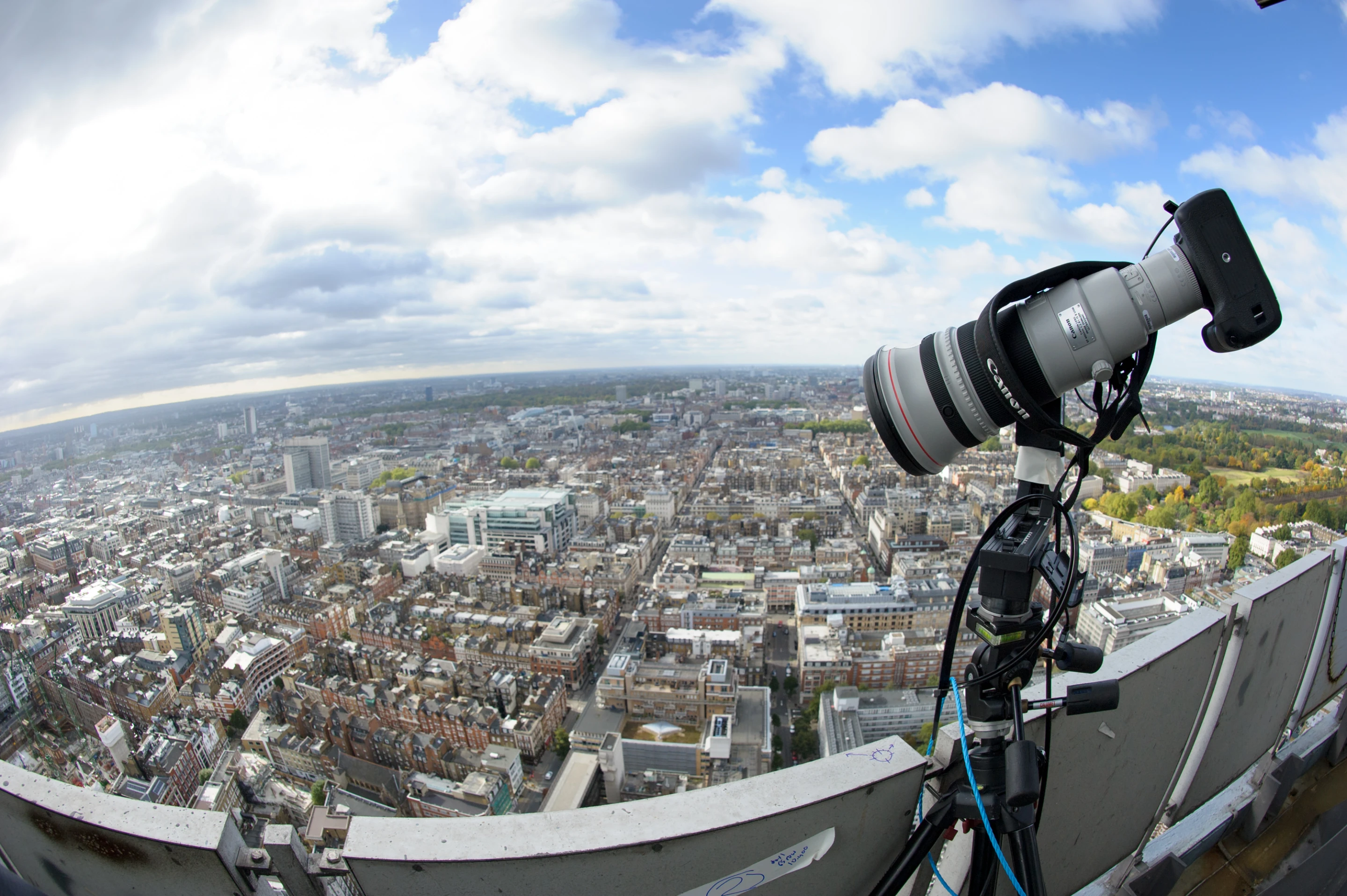 Four camera setups were positioned around the outside platform, each one consisting of a Canon EOS 7D camera outfitted with EF 400mm f/2.8L IS II USM lenses and Extender EF 2x III teleconverters