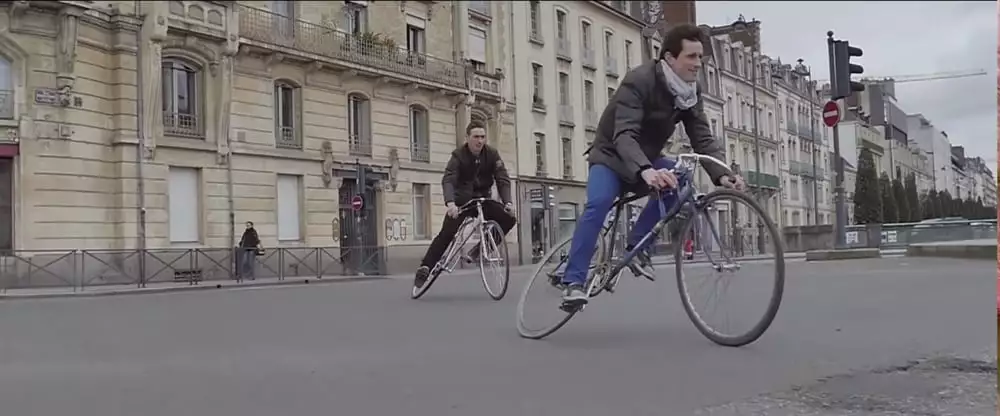 The Trocadero Fixie behaves like a regular retro fixie until you uncouple the two halves of the frame