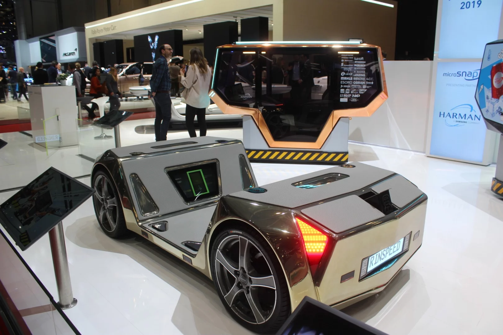 Rinspeed's MicroSNAP concept, an autonomous, electric base platform onto which passenger, cargo or retail pods can be snapped. Click for more information