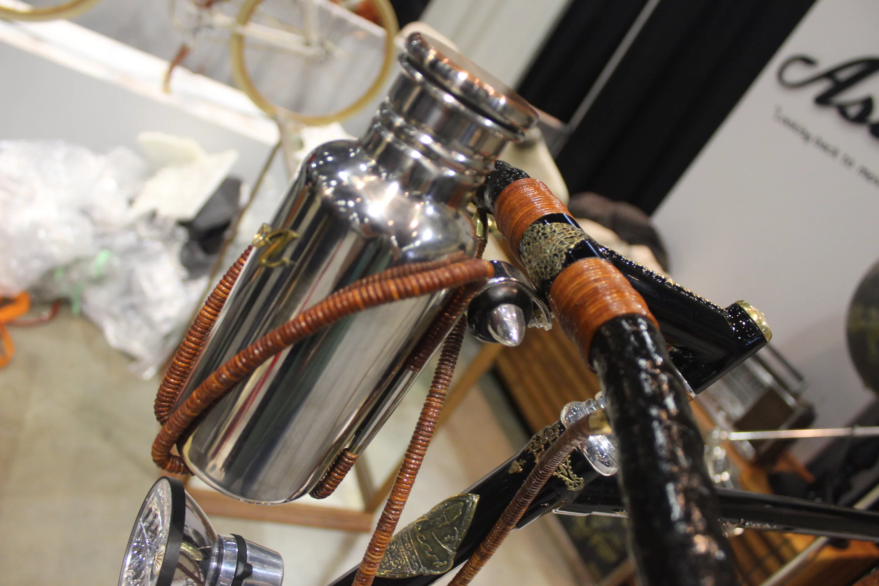 The Ascari King Plus comes with a snazzy water bottle