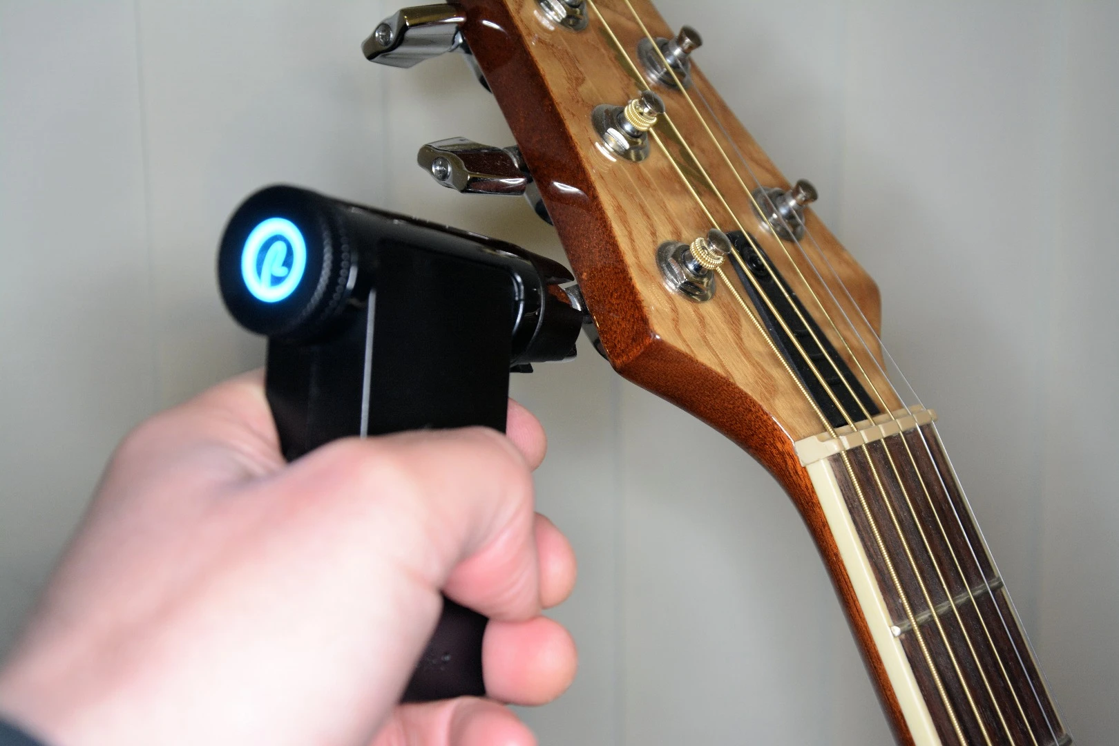 The Roadie 2 uses vibration technology to determine when a string is in tune