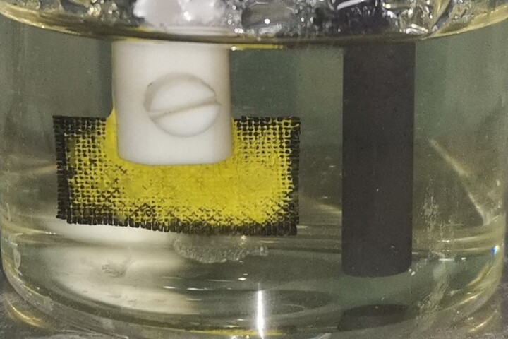 Cathode showing accumulation from uranium-spiked water