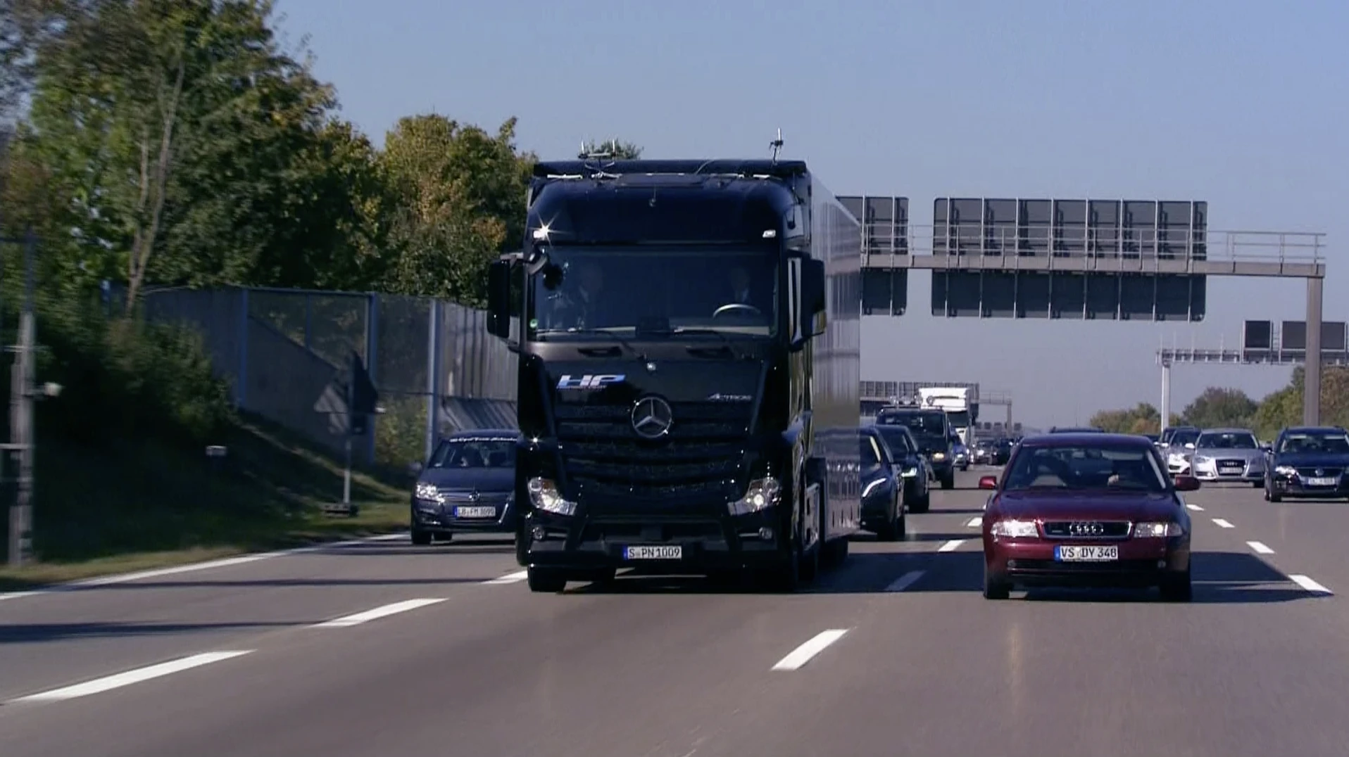 Onboard the modified Mercedes-Benz Actros was Daimler executive Dr Wolfgang Bernhard and Winfried Kretschmann, Minister-President of the state of Baden-Württemberg
