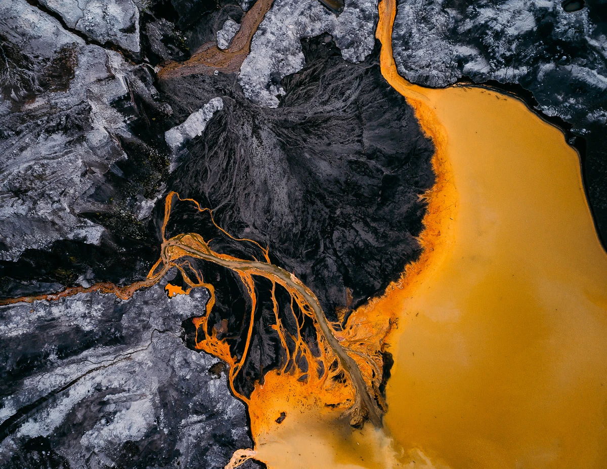 The Toxic Water Series: This series examines the toxic consequences of coal mining. By mining lignite out of the ground, for which the groundwater is lowered, minerals like pyrite or marcasite come into contact with oxygen and water. This results in iron hydroxide and sulfate, which lead to discoloration of the water
