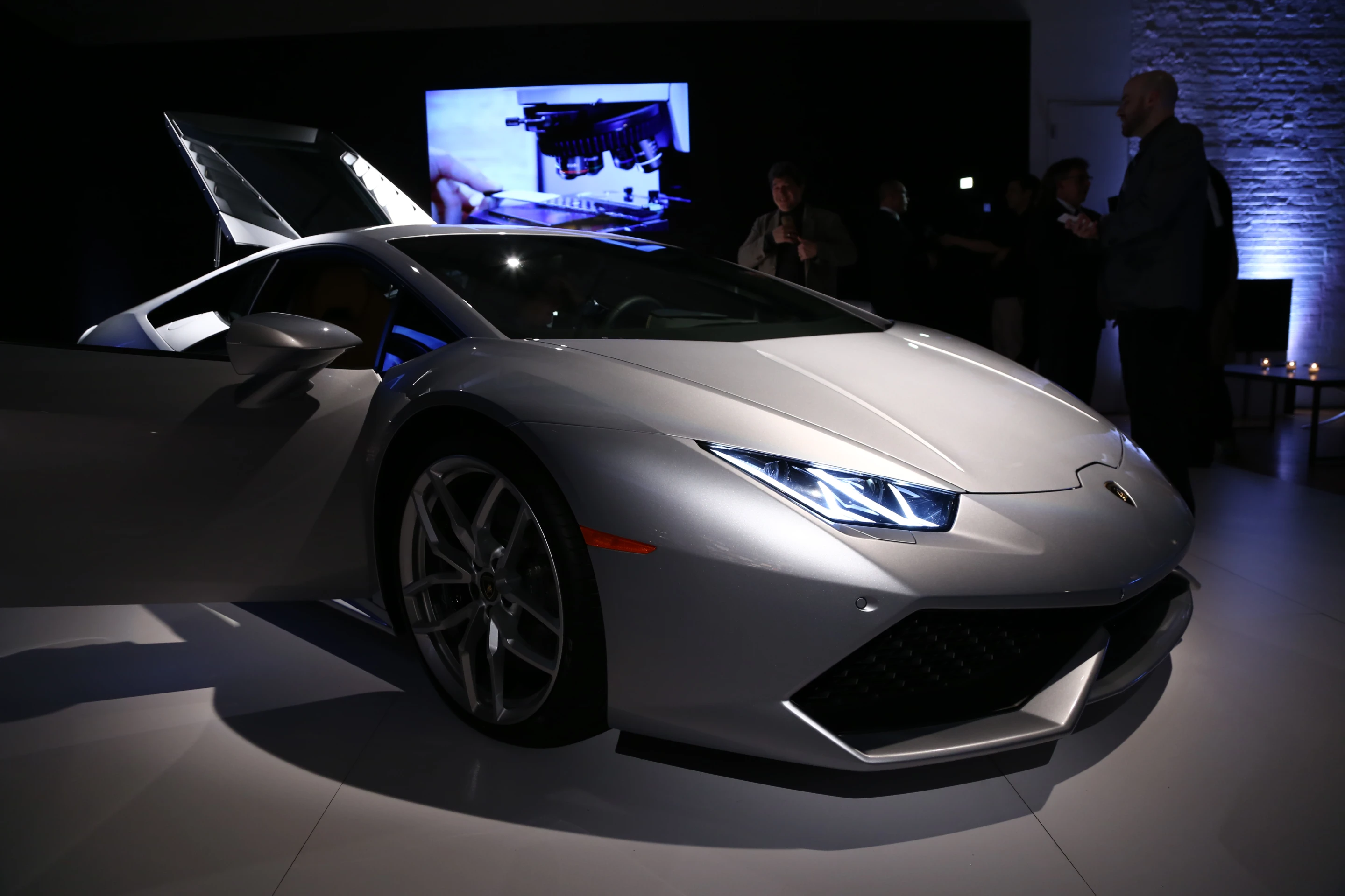 The Huracán gets power from a 610 hp, 5.2 liter V10 that uses Lamborghini’s new "Iniezione Diretta Stratificata" (IDS) fuel delivery system (Photo: Angus MacKenzie/Gizmag.com)
