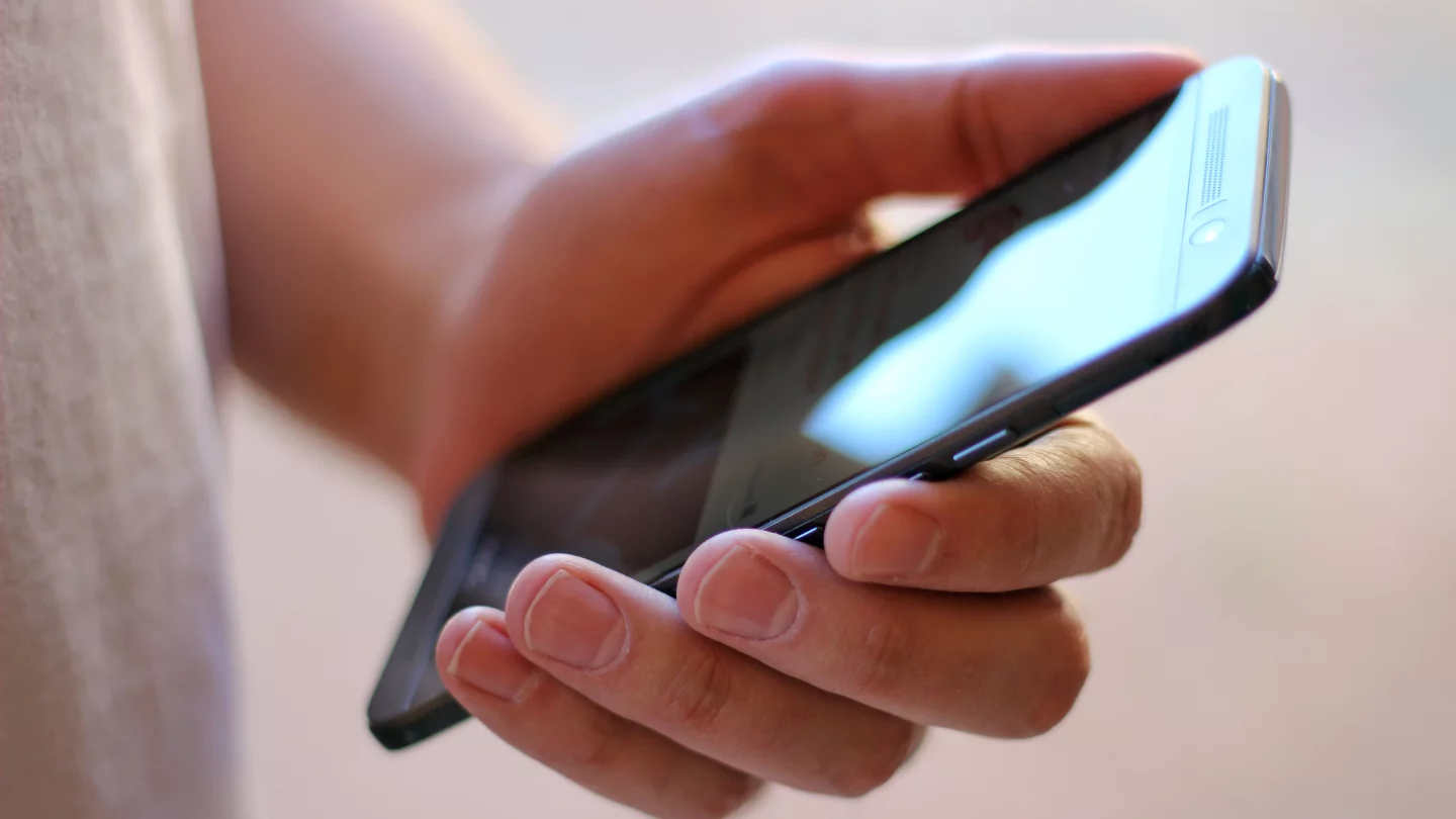 The M9 doesn't feel overly heavy, but it's trailing behind the latest ultra-light flagships from Apple and Samsung (Photo: Will Shanklin/Gizmag.com)