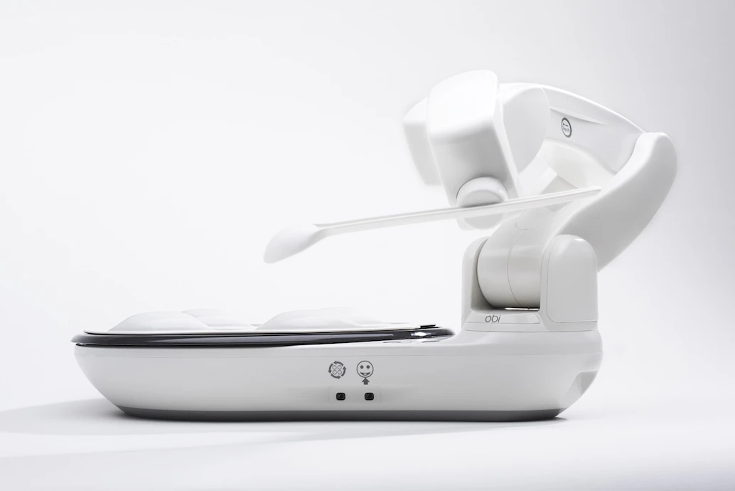Obi comes with two interchangeable spoons, a large and a small, that attach to the arm magnetically