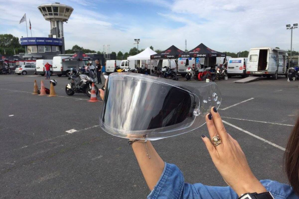 Light-sensing LCD motorcycle helmet visor self-tints in an instant