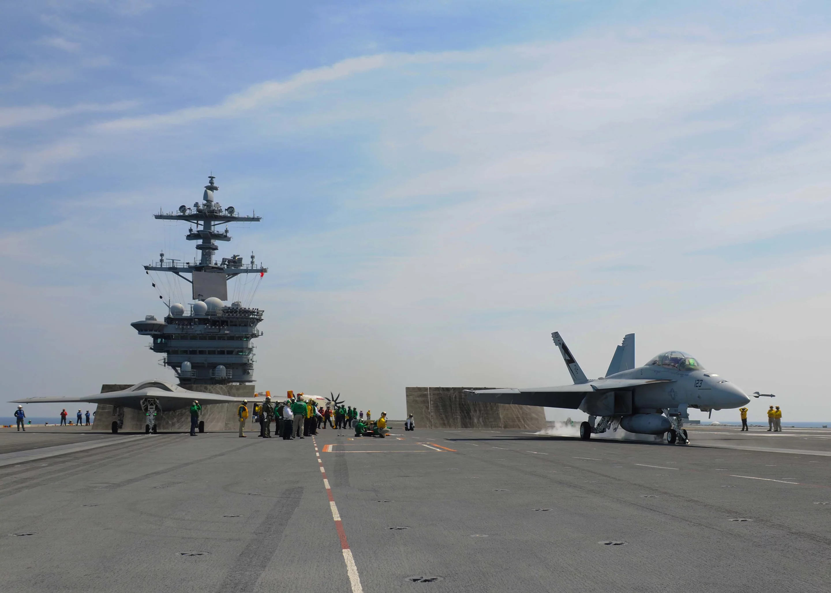 X-47B is readied for launch along side an F/A-18 Hornet (Photo: Mass Communications Specialist Seaman Apprentice Alex Millar/US Navy)