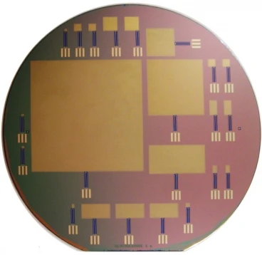 This silicon wafer consists of glucose fuel cells of varying sizes; the largest is 64 by 64 mm (Photo: Sarpeshkar Lab)
