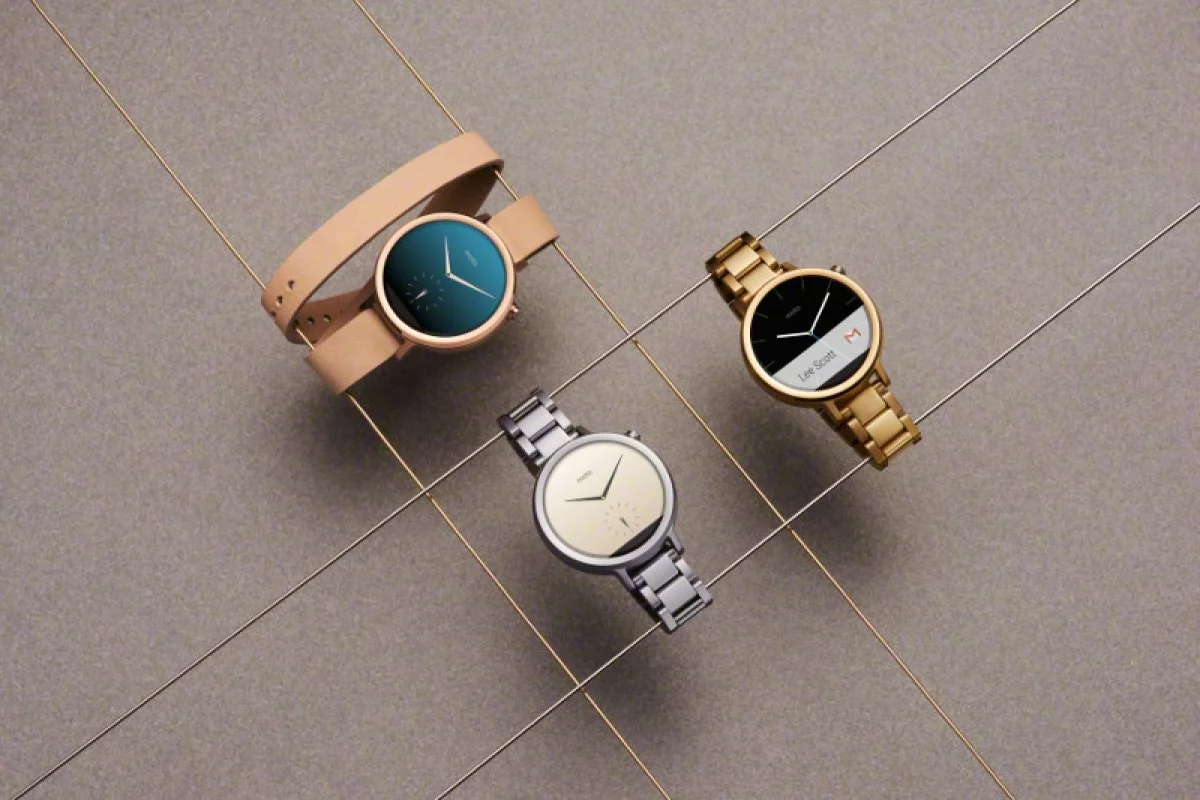 Metal and leather bands are easily swappable