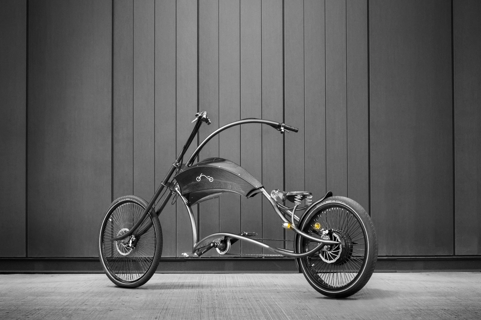 If you think the Archont looks long, you're not imagining things – the extra-large model measures 3 meters (9.8 ft) from tip to tail, and weighs 55 kg (121 lb)