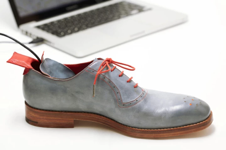 Uploading of a home destination can be achieved with the use of custom-made mapping software, via USB cable