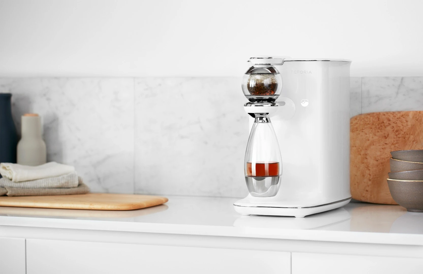 The Teforia infuser automatically adjusts to different varieties of tea