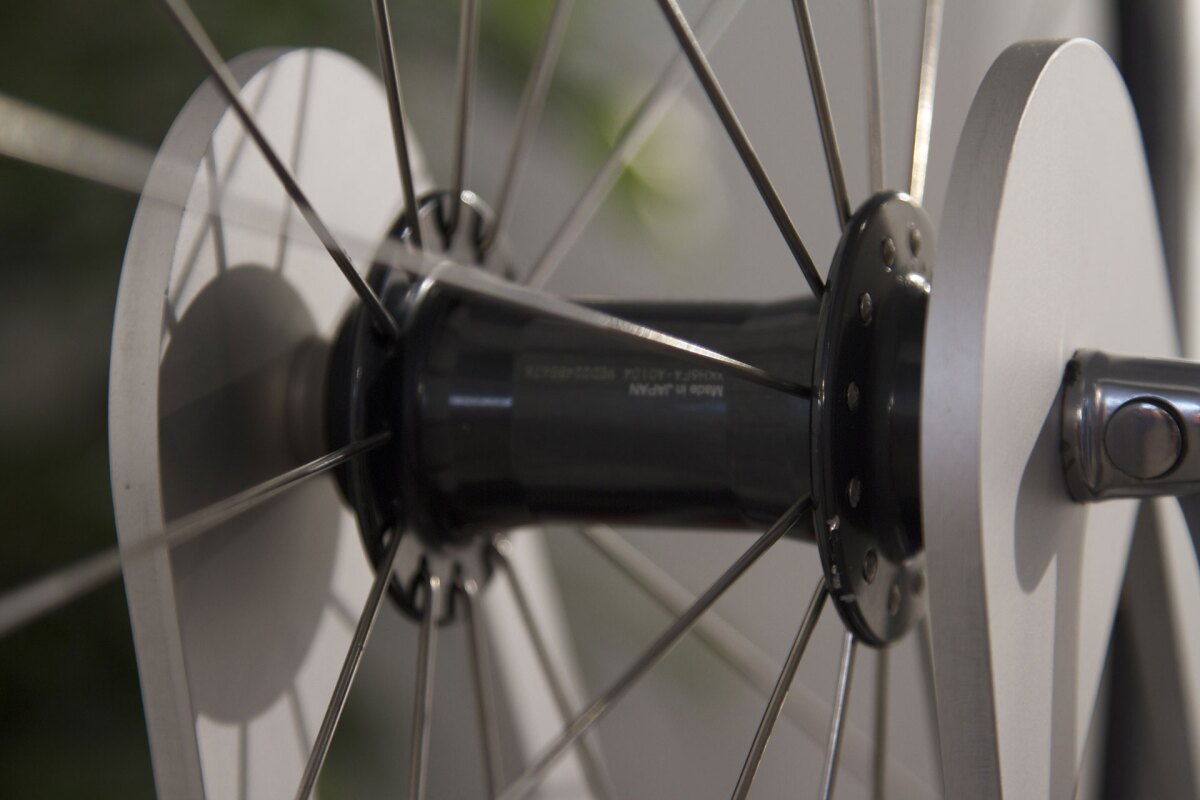 The GOKISO Aerospace Hub for bicycles is designed to keep bearings from getting compressed when the axle shaft deforms under pressure (Photo: Gizmag)