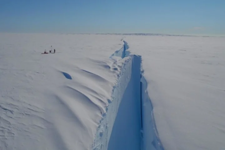 The Halloween Crack, discovered in October 2016, is threatening the Brunt Ice Shelf