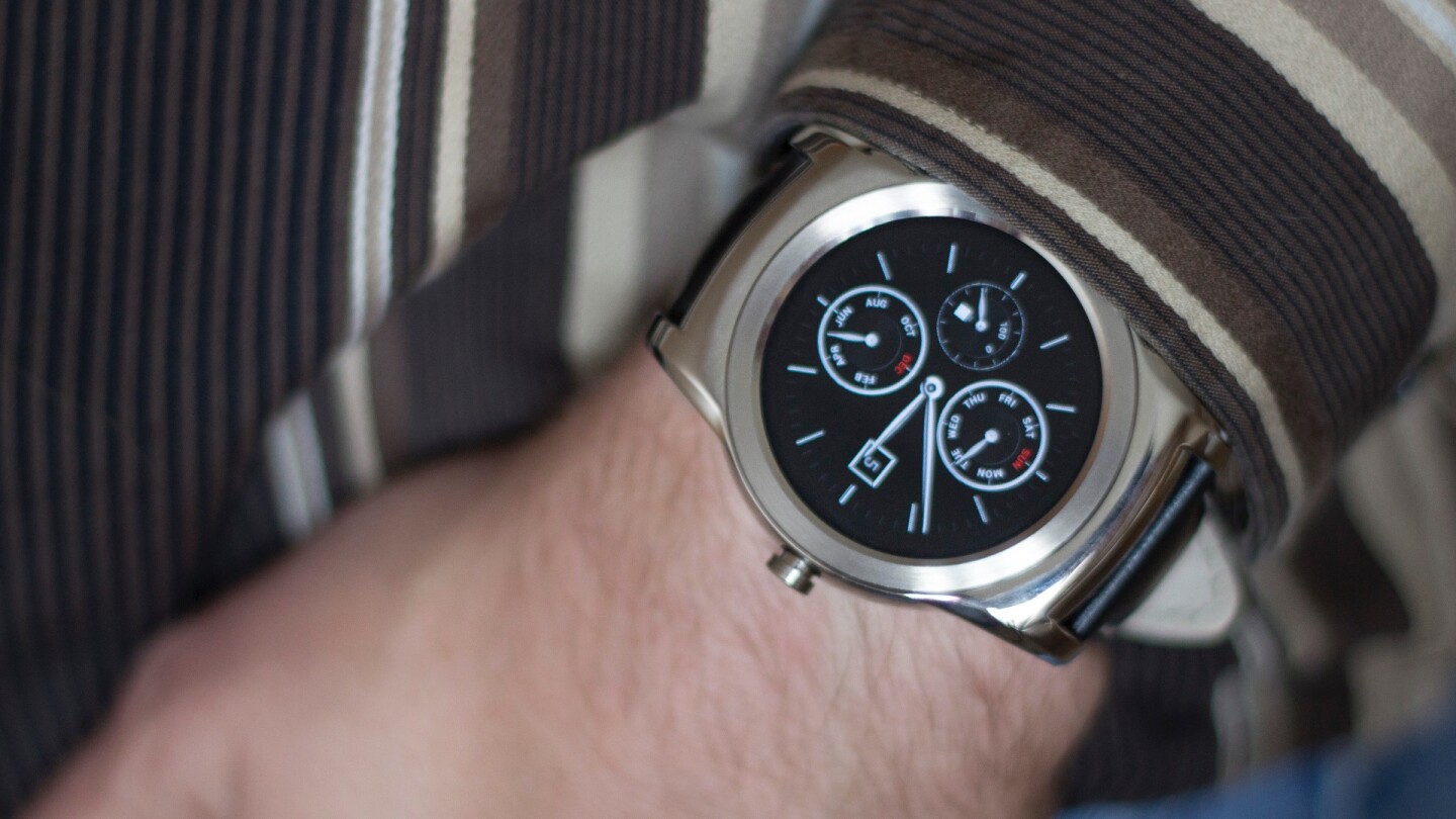 The Urbane is more expensive, but its round screen and striking overall design may, for some customers, justify the extra $150