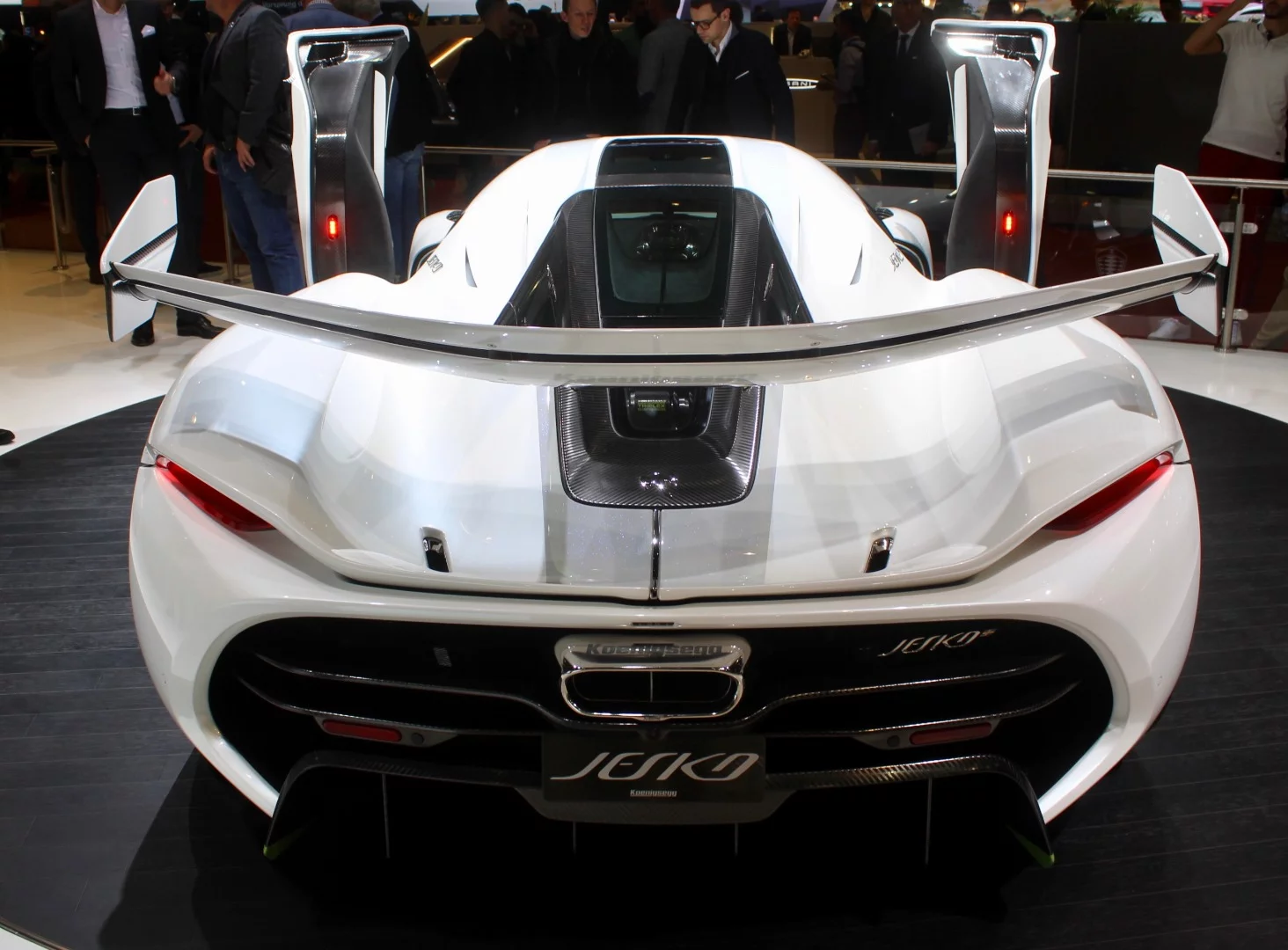 Koenigsegg uses its usual formula of huge turbocharged V8 horsepower, extreme aerodynamics and weight-conscious construction in its latest megacar: the Jesko