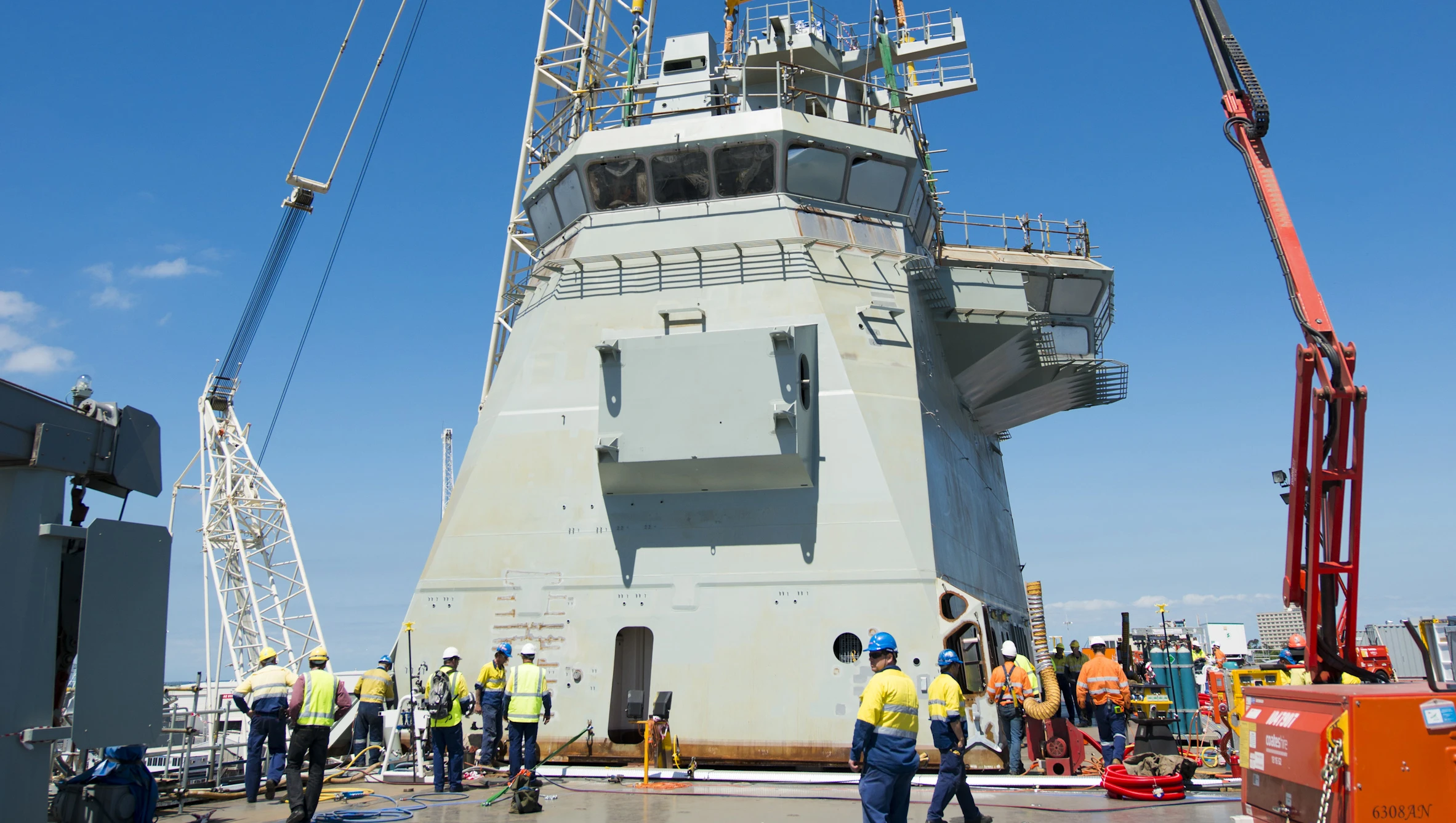 Positioning superstructure module on Nuship Canberra (Photo: BAE Systems)