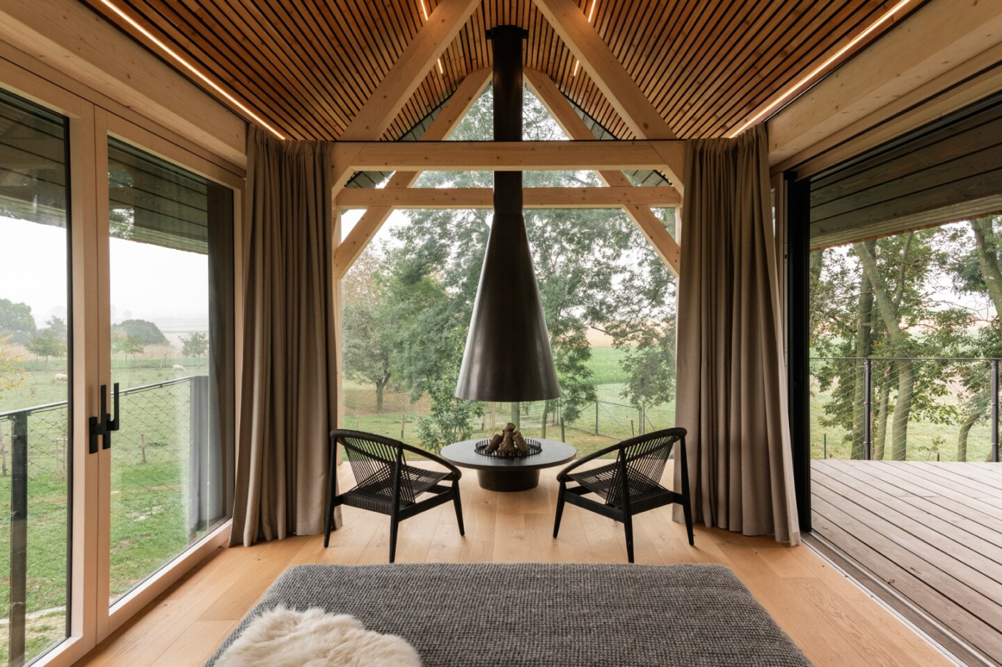 Obytná část nabízí 360° ničím nerušený výhled na okolní sad a stromy